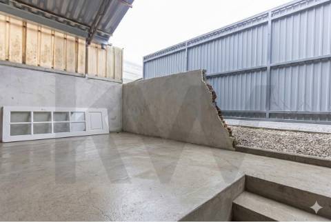 Loja ampla em dois pisos para recuperar  no centro do Porto -  Rua Gonçalo Cristóvão/Trindade