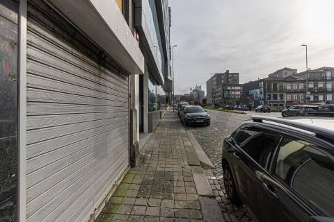 Loja ampla em dois pisos para recuperar  no centro do Porto -  Rua Gonçalo Cristóvão/Trindade