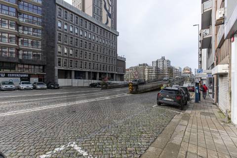 Loja ampla em dois pisos para recuperar  no centro do Porto -  Rua Gonçalo Cristóvão/Trindade
