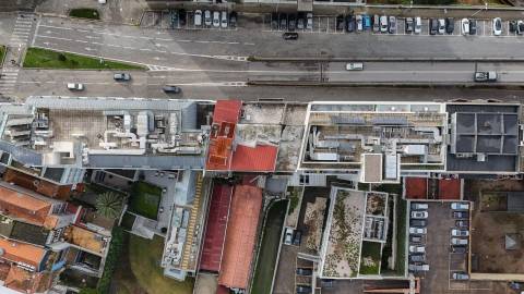 Loja ampla em dois pisos para recuperar  no centro do Porto -  Rua Gonçalo Cristóvão/Trindade