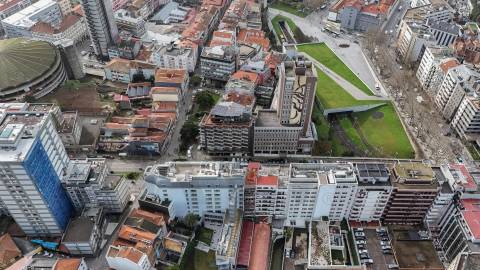 Loja ampla em dois pisos para recuperar  no centro do Porto -  Rua Gonçalo Cristóvão/Trindade