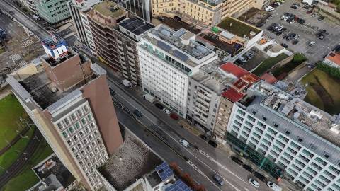 Loja ampla em dois pisos para recuperar  no centro do Porto -  Rua Gonçalo Cristóvão/Trindade