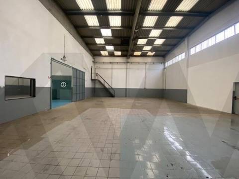 Armazém para arrendamento em Leça da Palmeira