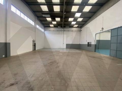 Armazém para arrendamento em Leça da Palmeira