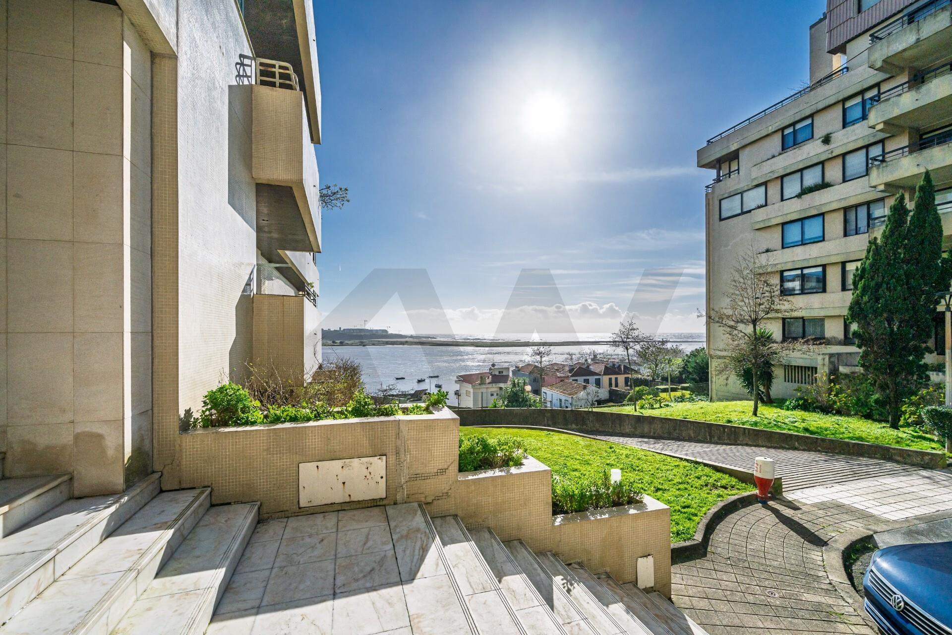 Apartamento T2 com varanda e vista rio