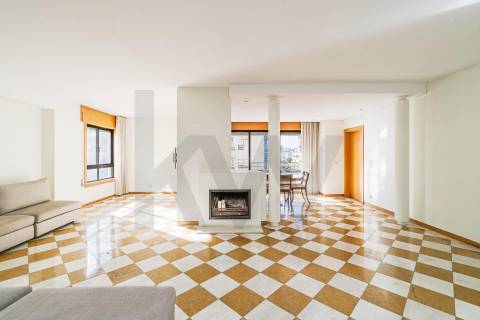 Apartamento T2 com varanda e vista rio