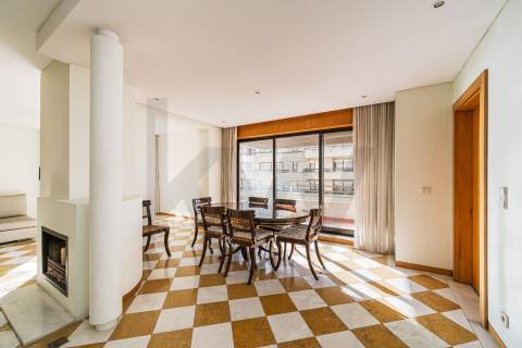 Apartamento T2 com varanda e vista rio