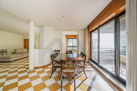 Apartamento T2 com varanda e vista rio