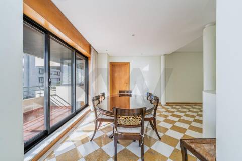 Apartamento T2 com varanda e vista rio