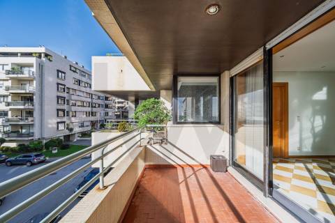 Apartamento T2 com varanda e vista rio