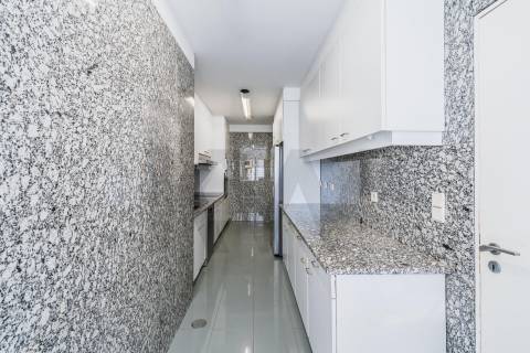 Apartamento T2 com varanda e vista rio