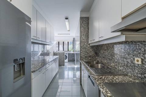 Apartamento T2 com varanda e vista rio