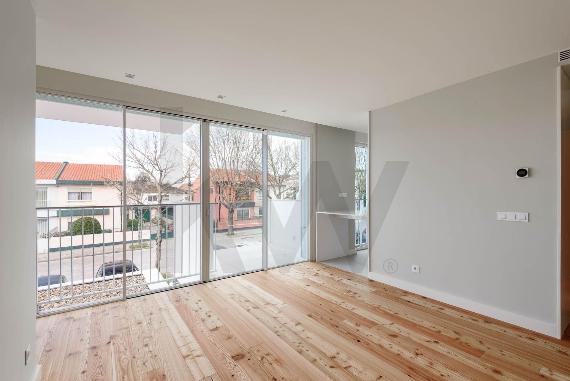 Apartamento T1 para arrendamento nos Jardins da Efanor com varanda e garagem box