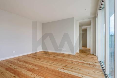 Apartamento T1 para arrendamento nos Jardins da Efanor com varanda e garagem box