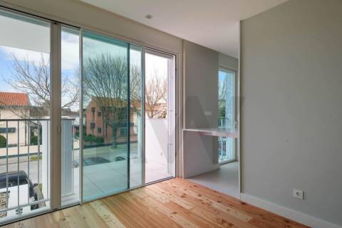 Apartamento T1 para arrendamento nos Jardins da Efanor com varanda e garagem box