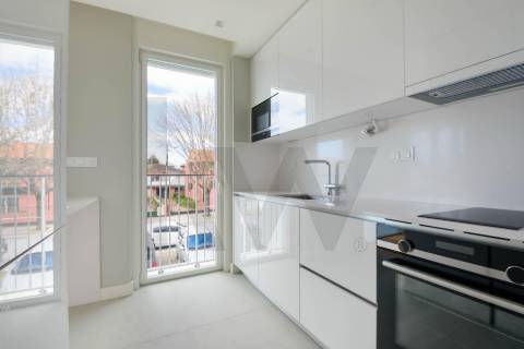 Apartamento T1 para arrendamento nos Jardins da Efanor com varanda e garagem box