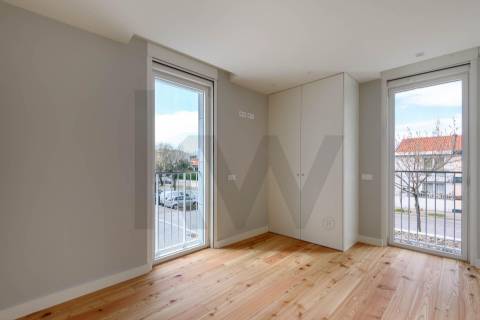 Apartamento T1 para arrendamento nos Jardins da Efanor com varanda e garagem box