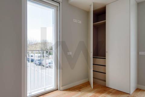 Apartamento T1 para arrendamento nos Jardins da Efanor com varanda e garagem box