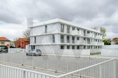 Apartamento T1 para arrendamento nos Jardins da Efanor com varanda e garagem box