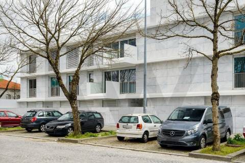 Apartamento T1 para arrendamento nos Jardins da Efanor com varanda e garagem box