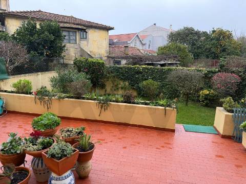 Fantástico T3 com terraço e jardim em Ramalde – Porto