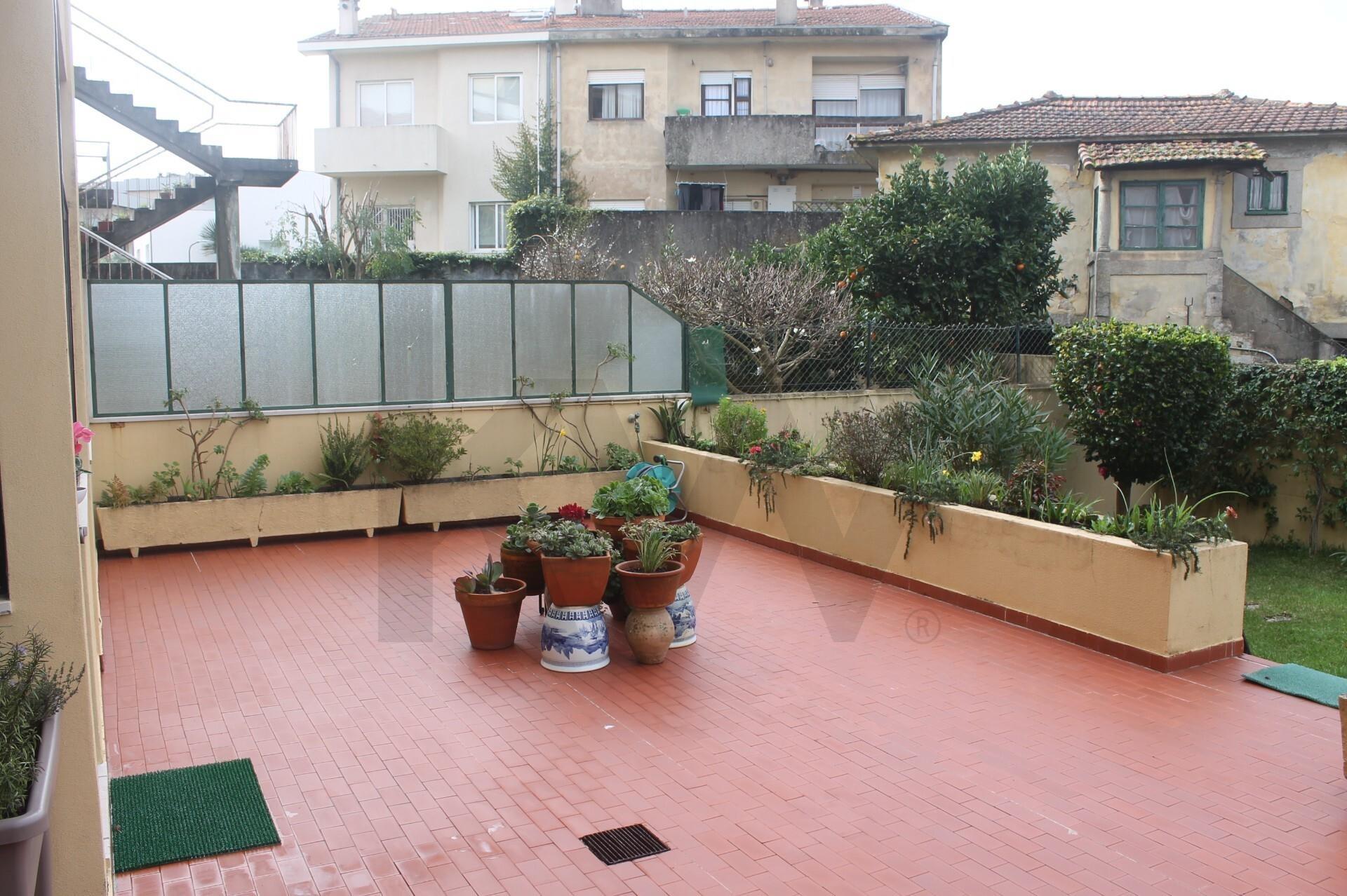 Fantástico T3 com terraço e jardim em Ramalde – Porto