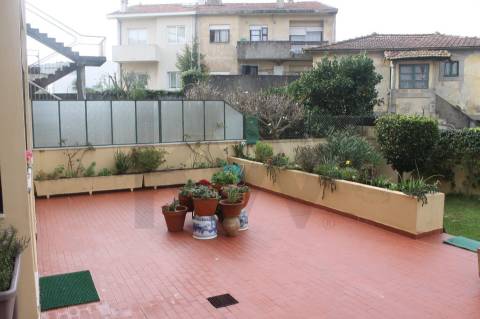 Fantástico T3 com terraço e jardim em Ramalde – Porto