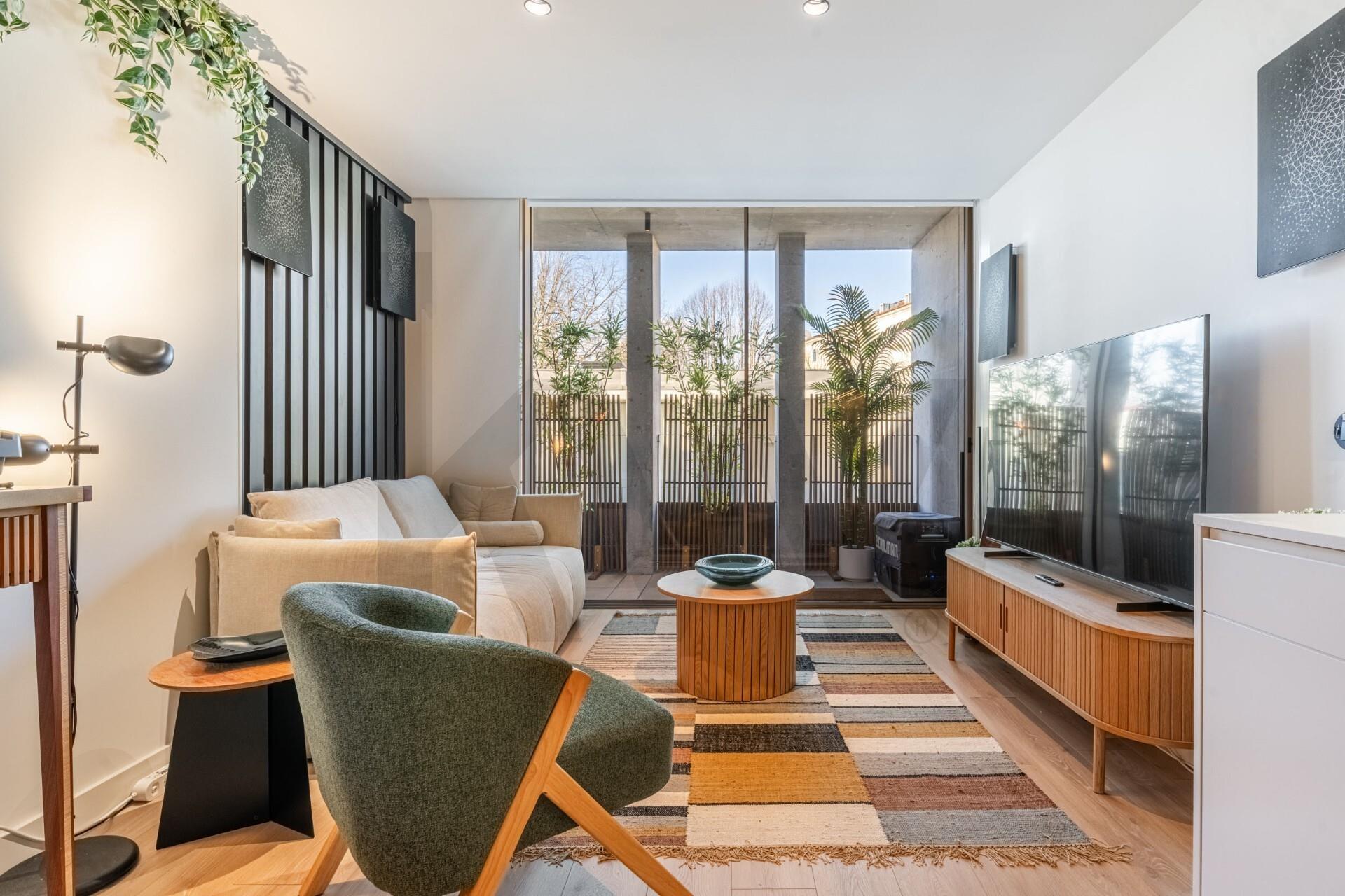 T0 Minimalista com Varanda no Coração de Braga