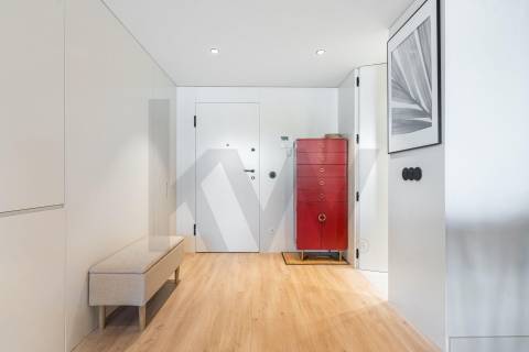 T0 Minimalista com Varanda no Coração de Braga