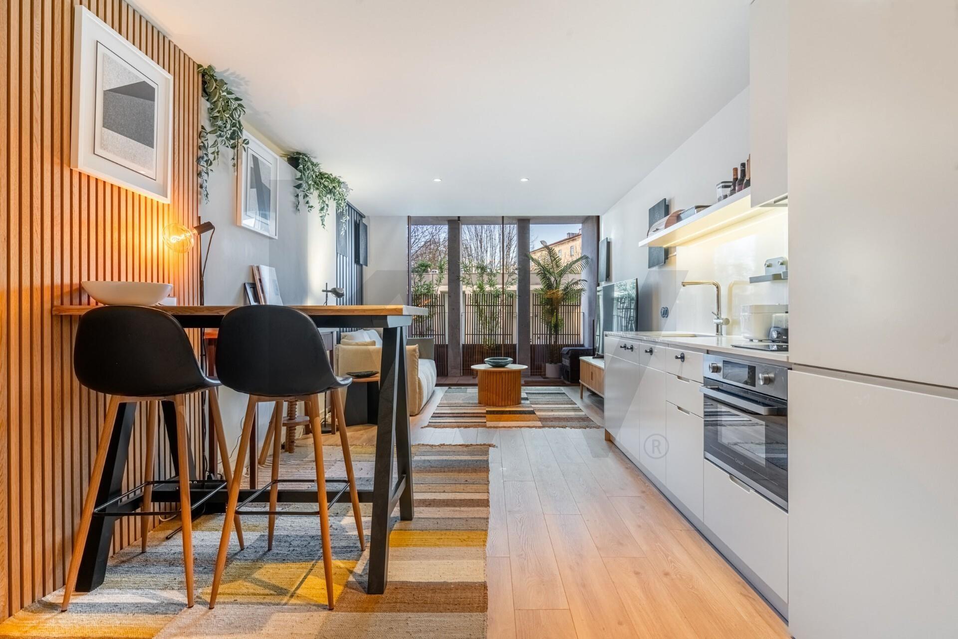 T0 Minimalista com Varanda no Coração de Braga