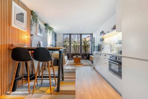 T0 Minimalista com Varanda no Coração de Braga