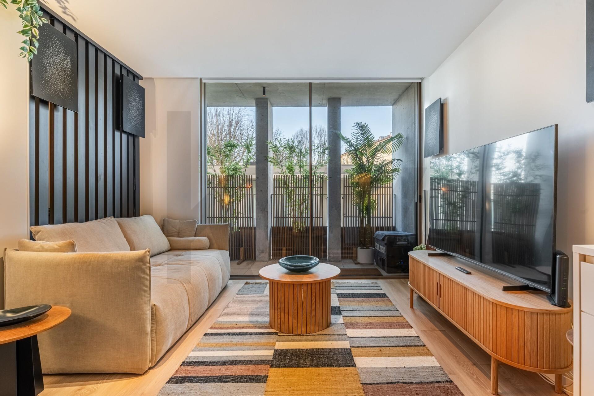 T0 Minimalista com Varanda no Coração de Braga