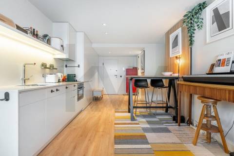 T0 Minimalista com Varanda no Coração de Braga