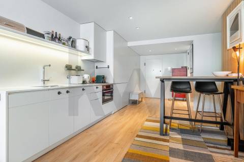 T0 Minimalista com Varanda no Coração de Braga