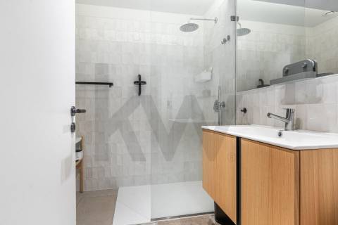 T0 Minimalista com Varanda no Coração de Braga