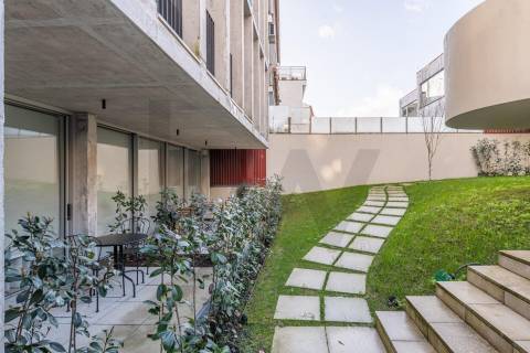 T0 Minimalista com Varanda no Coração de Braga