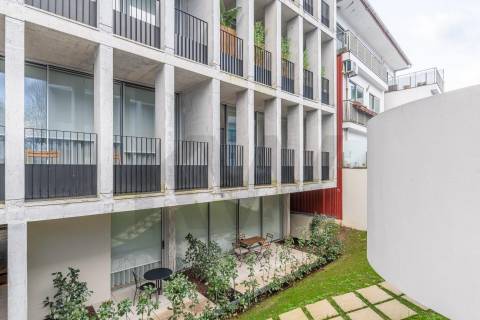 T0 Minimalista com Varanda no Coração de Braga