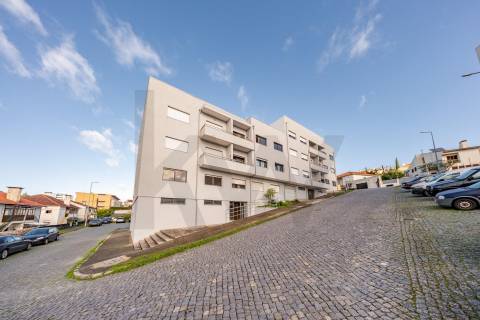 Apartamento T3 com varanda, lareira e ótima exposição solar em Nogueira, Braga