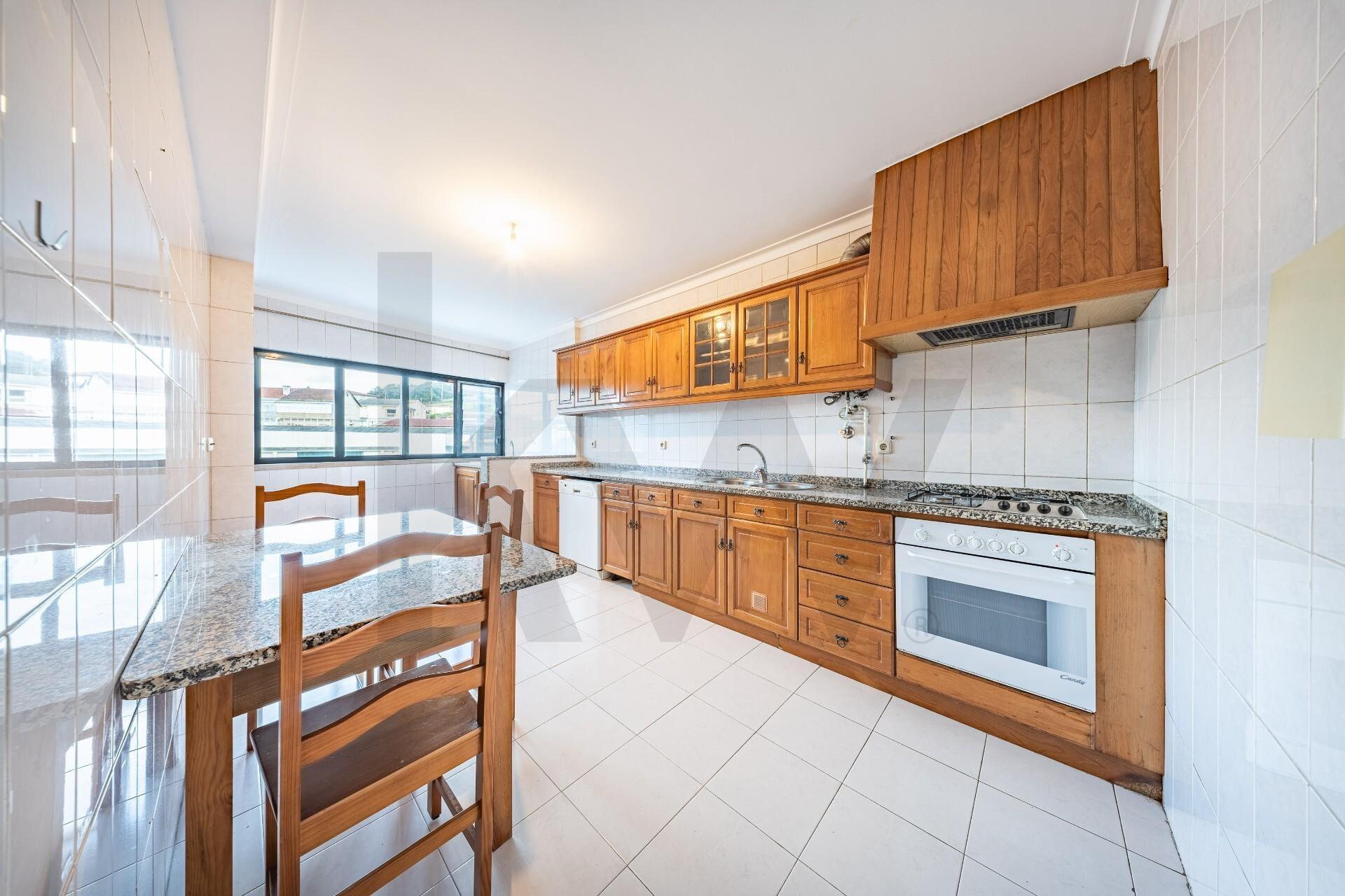 Apartamento T3 com varanda, lareira e ótima exposição solar em Nogueira, Braga