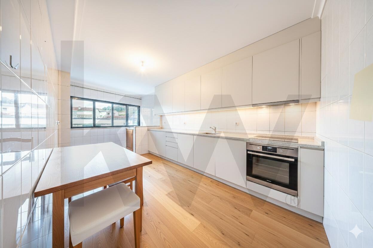 Apartamento T3 com varanda, lareira e ótima exposição solar em Nogueira, Braga