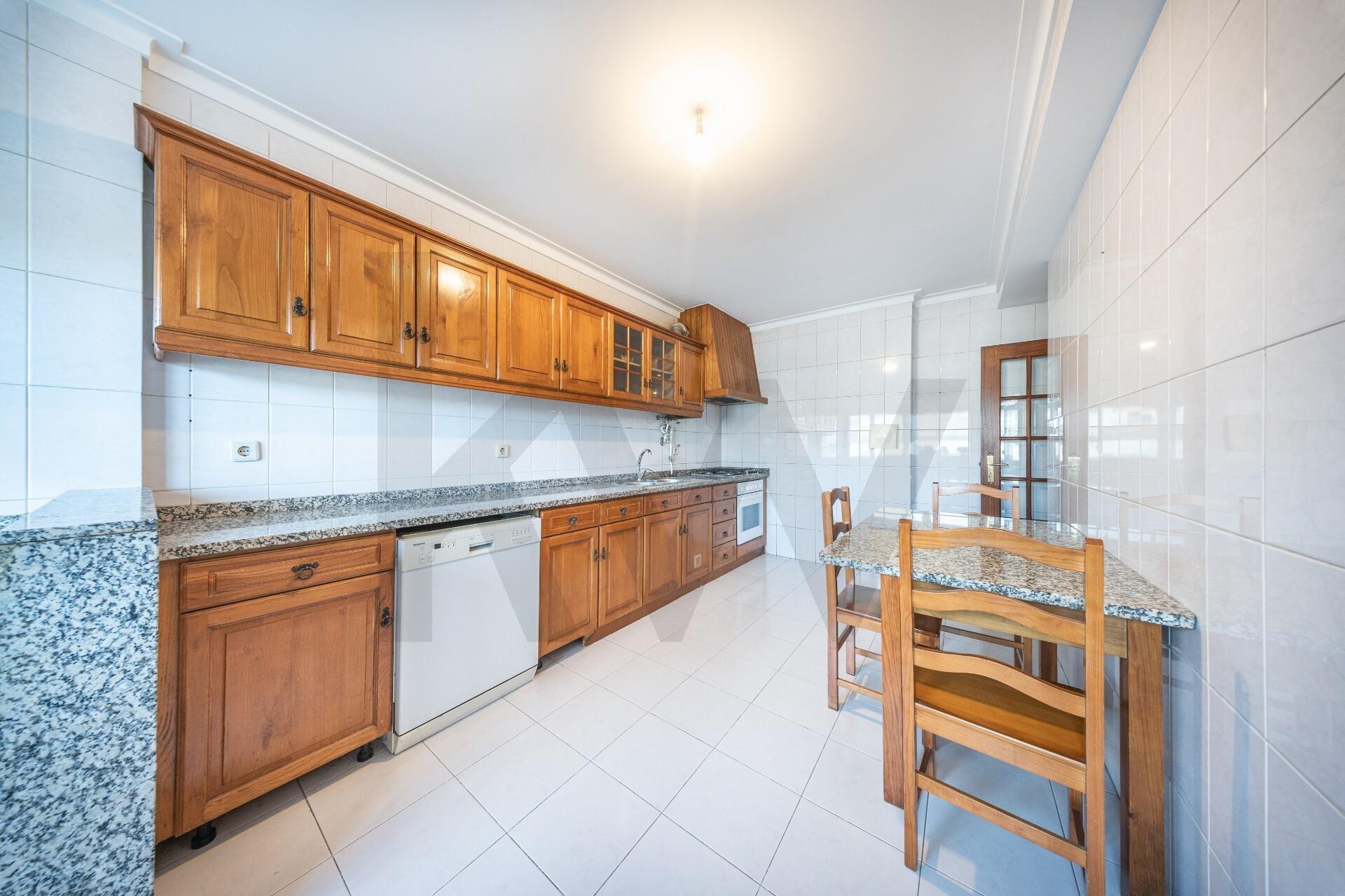 Apartamento T3 com varanda, lareira e ótima exposição solar em Nogueira, Braga