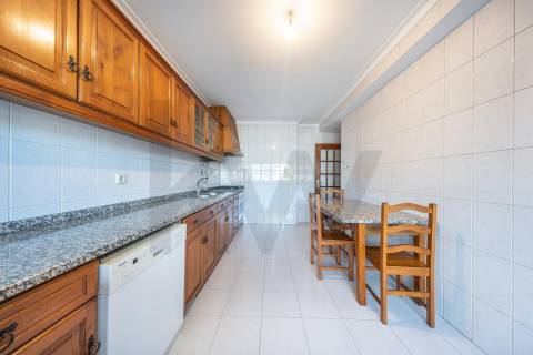 Apartamento T3 com varanda, lareira e ótima exposição solar em Nogueira, Braga