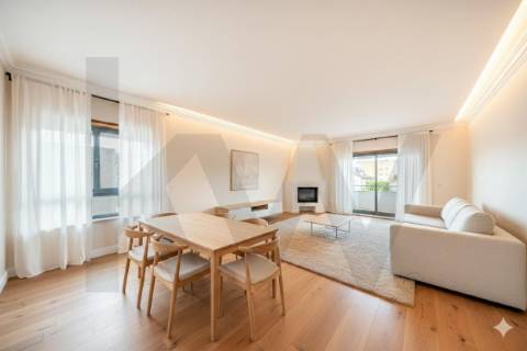 Apartamento T3 com varanda, lareira e ótima exposição solar em Nogueira, Braga