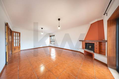 Apartamento T3 com varanda, lareira e ótima exposição solar em Nogueira, Braga