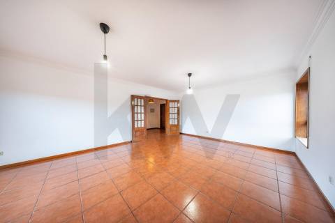 Apartamento T3 com varanda, lareira e ótima exposição solar em Nogueira, Braga