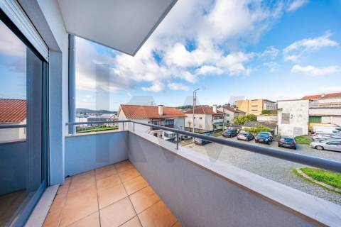 Apartamento T3 com varanda, lareira e ótima exposição solar em Nogueira, Braga
