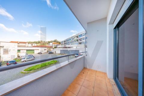 Apartamento T3 com varanda, lareira e ótima exposição solar em Nogueira, Braga