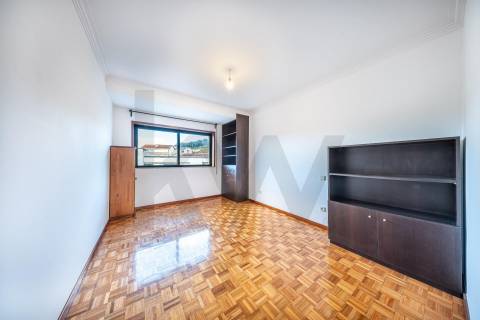 Apartamento T3 com varanda, lareira e ótima exposição solar em Nogueira, Braga