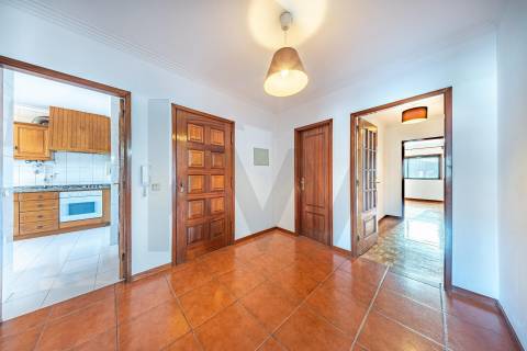 Apartamento T3 com varanda, lareira e ótima exposição solar em Nogueira, Braga