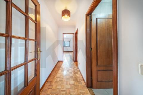 Apartamento T3 com varanda, lareira e ótima exposição solar em Nogueira, Braga
